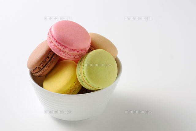 白い器に盛ったカラフルなマカロン の写真素材 イラスト素材 アマナイメージズ
