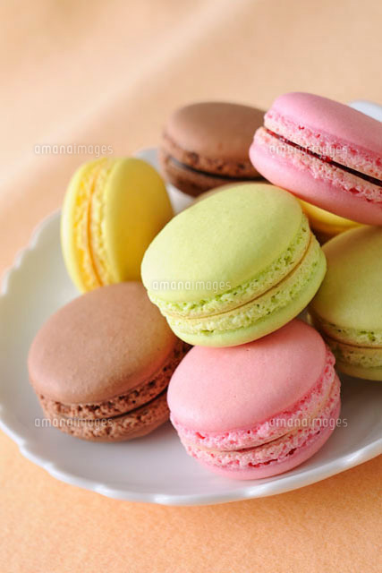 白い器に入ったカラフルなマカロン の写真素材 イラスト素材 アマナイメージズ