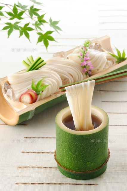 竹の器に盛ったそうめん の写真素材 イラスト素材 アマナイメージズ