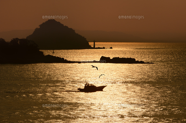 満珠干珠 朝日に輝く海と漁船 の写真素材 イラスト素材 アマナイメージズ