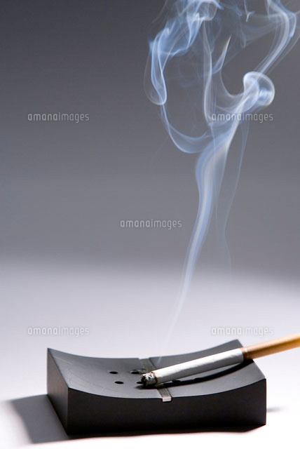 灰皿と煙草 の写真素材 イラスト素材 アマナイメージズ