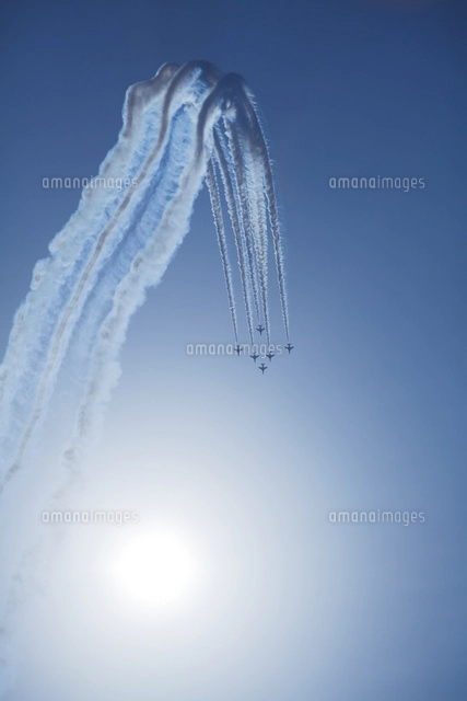 ブルーインパルスのハート型の飛行機雲[10322000810]の写真・イラスト