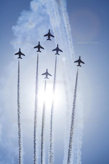 ブルーインパルスのハート型の飛行機雲[10322000810]の写真・イラスト