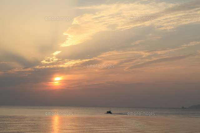 日の出の海 の写真素材 イラスト素材 アマナイメージズ