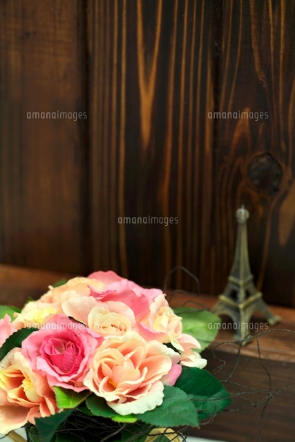 造花とミニチュアタワー の写真素材 イラスト素材 アマナイメージズ