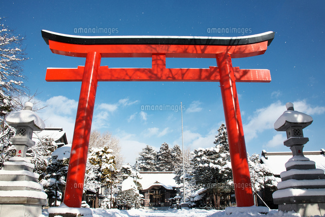 湯倉神社の鳥居 の写真素材 イラスト素材 アマナイメージズ