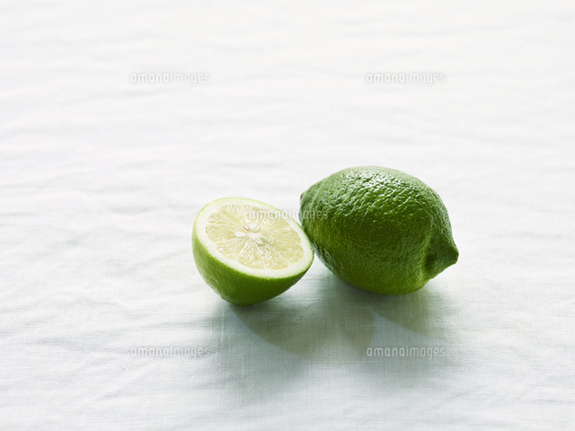 青いレモン の写真素材 イラスト素材 アマナイメージズ