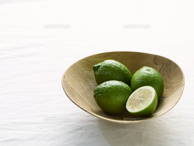 青いレモンと木のうつわ の写真素材 イラスト素材 アマナイメージズ