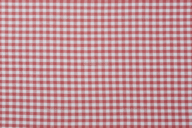 赤いチェックの布 の写真素材 イラスト素材 アマナイメージズ