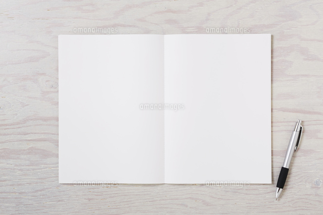 ノートと机とペン の写真素材 イラスト素材 アマナイメージズ