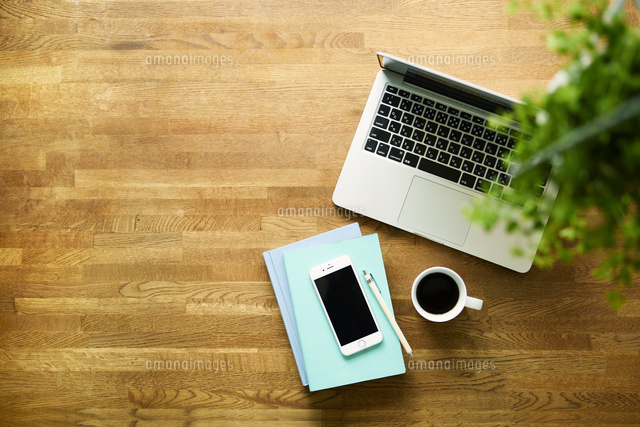 テーブルに置かれたノートパソコンとコーヒー の写真素材 イラスト素材 アマナイメージズ