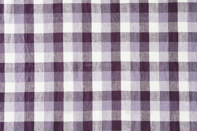 紫のチェックの布 の写真素材 イラスト素材 アマナイメージズ