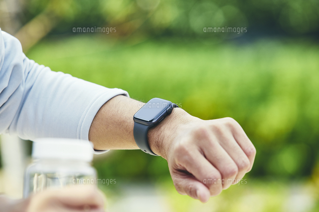 スマートウォッチをつけた男性 の写真素材 イラスト素材 アマナイメージズ
