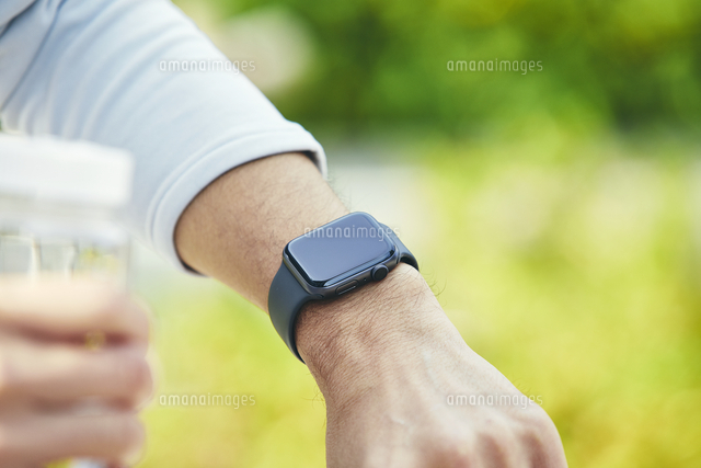 スマートウォッチをつけた男性 の写真素材 イラスト素材 アマナイメージズ