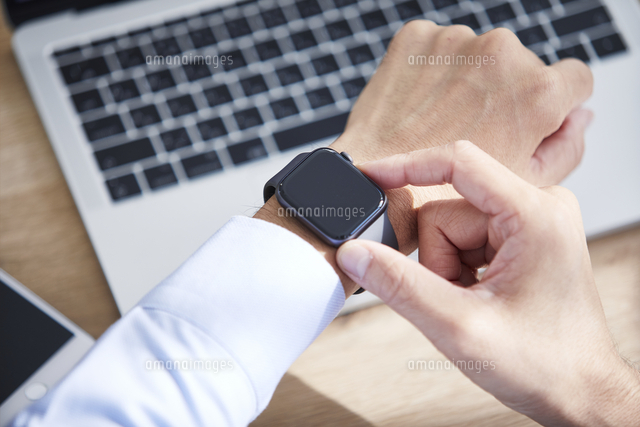 スマートウォッチを使う男性 の写真素材 イラスト素材 アマナイメージズ