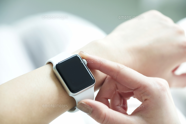 スマートウォッチをつけた女性 の写真素材 イラスト素材 アマナイメージズ
