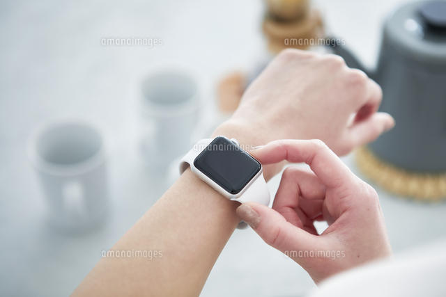 スマートウォッチをつけた女性 の写真素材 イラスト素材 アマナイメージズ
