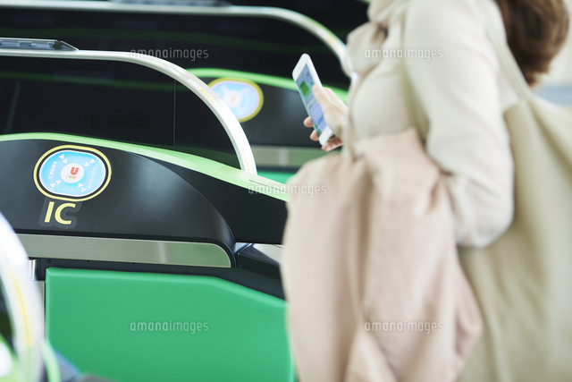 改札を通る女性の手 の写真素材 イラスト素材 アマナイメージズ