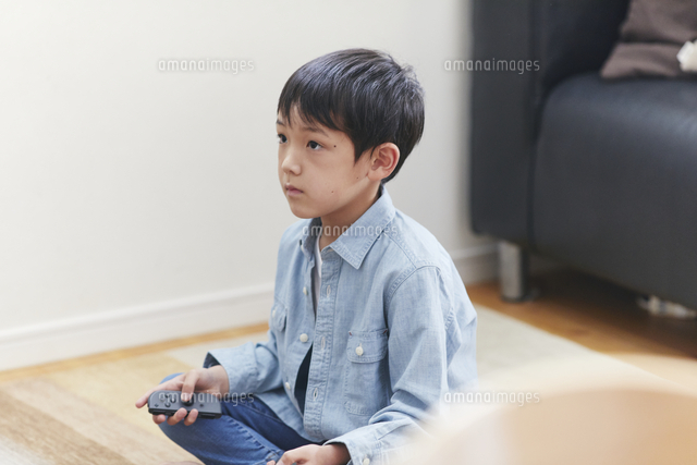リビングでテレビを見る男の子 の写真素材 イラスト素材 アマナイメージズ