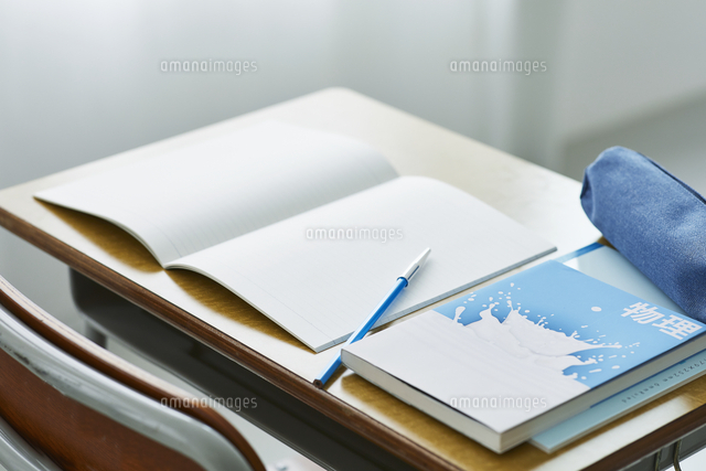 勉強机に置かれたノートと教科書と筆記用具[10331009833]の写真  