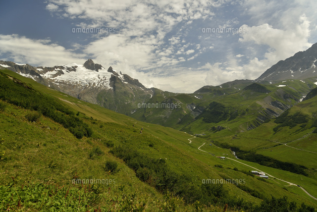 グラシエの谷間の村 の写真素材 イラスト素材 アマナイメージズ