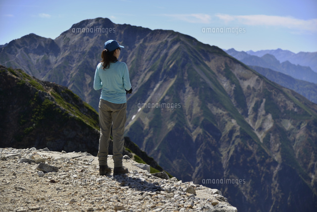 五竜岳と山ガール の写真素材 イラスト素材 アマナイメージズ