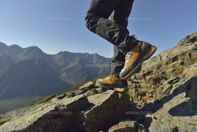 登山をしている人の脚と靴 の写真素材 イラスト素材 アマナイメージズ