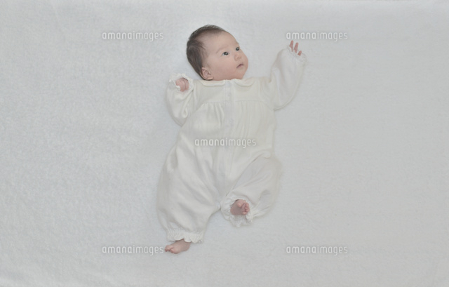 左上を見ている赤ちゃん の写真素材 イラスト素材 アマナイメージズ