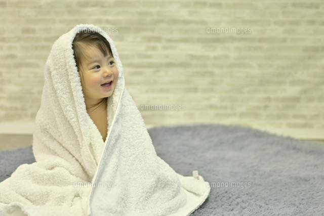 バスタオルに包まれた女の子 の写真素材 イラスト素材 アマナイメージズ