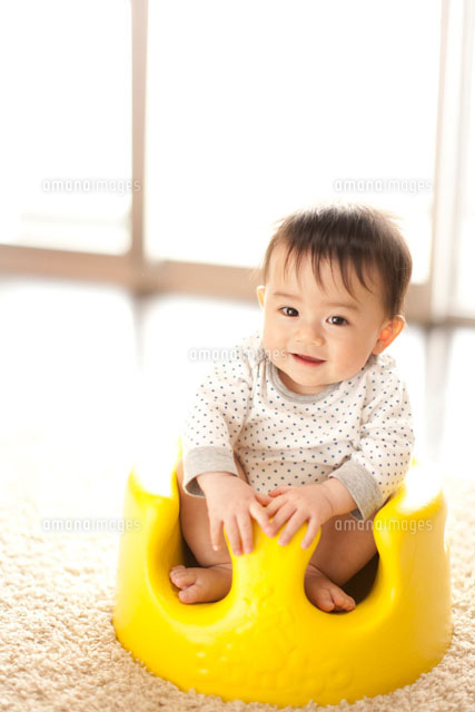 * vintage baby ❀ かわいい笑顔の お座り ベイビー ベビーチェアに座る笑顔の赤ちゃん[10337000058]の写真・イラスト素材