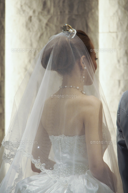 結婚式でウエディングドレスの新婦の後ろ姿 の写真素材 イラスト素材 アマナイメージズ