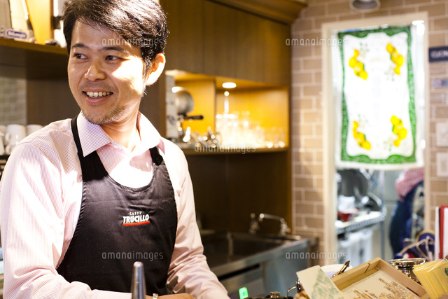 カフェで働くバリスタの男性 の写真素材 イラスト素材 アマナイメージズ