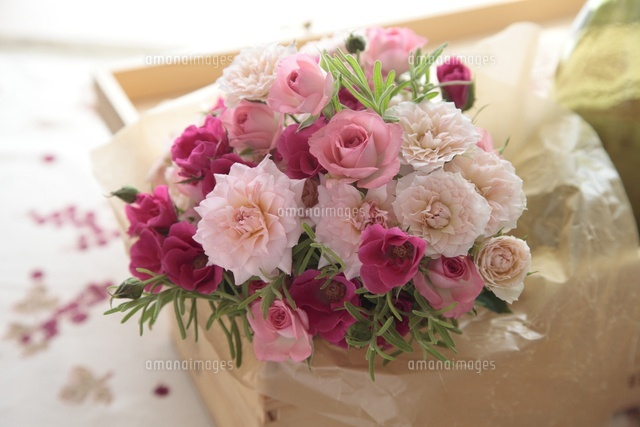 ピンクとマゼンダのバラアレンジ の写真素材 イラスト素材 アマナイメージズ