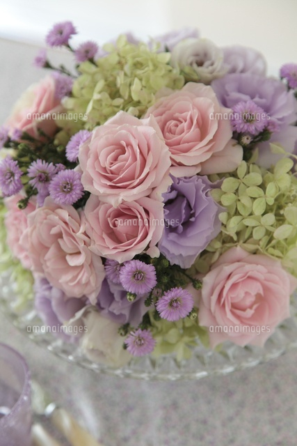 テーブルの上のピンクと紫のパステルカラーのバラアレンジ の写真素材 イラスト素材 アマナイメージズ