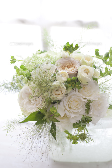 白と緑のフラワーアレンジ の写真素材 イラスト素材 アマナイメージズ