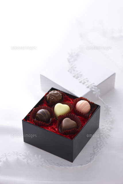 ハートのチョコレートとギフトボックス の写真素材 イラスト素材 アマナイメージズ