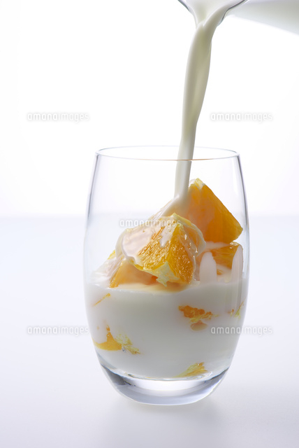 オレンジと飲むヨーグルト の写真素材 イラスト素材 アマナイメージズ