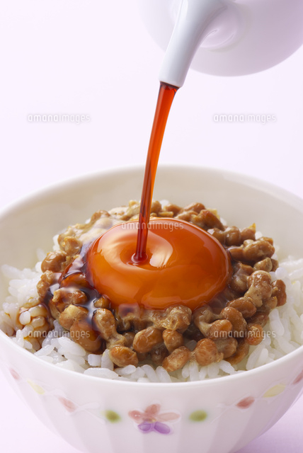 卵と納豆ごはん の写真素材 イラスト素材 アマナイメージズ