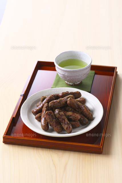 カリントウとお茶 の写真素材 イラスト素材 アマナイメージズ