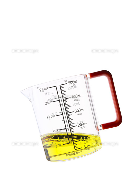 亜麻仁油と計量カップ の写真素材 イラスト素材 アマナイメージズ