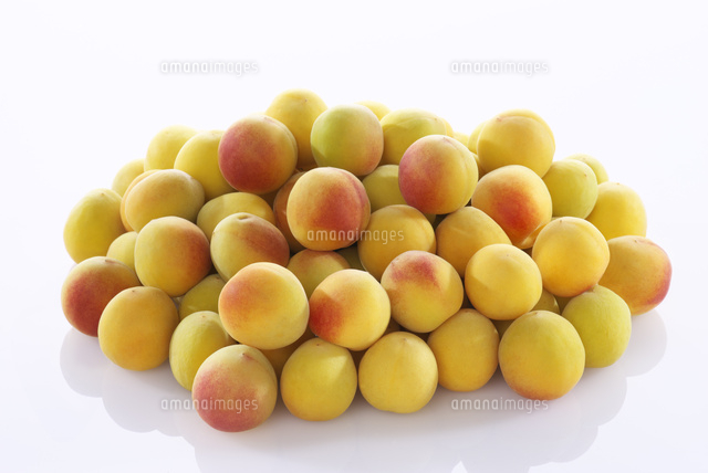 熟した南高梅 の写真素材 イラスト素材 アマナイメージズ