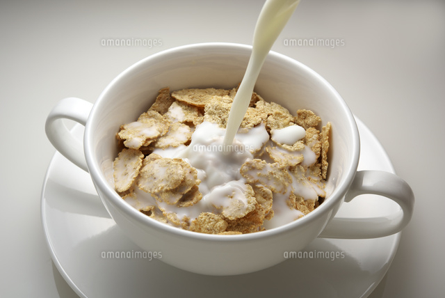 玄米フレークに飲むヨーグルトを注ぐ の写真素材 イラスト素材 アマナイメージズ