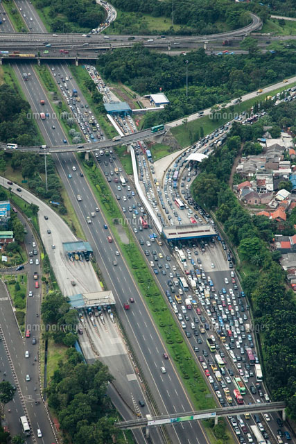 渋滞するジャカルタの高速インターチェンジ の写真素材 イラスト素材 アマナイメージズ