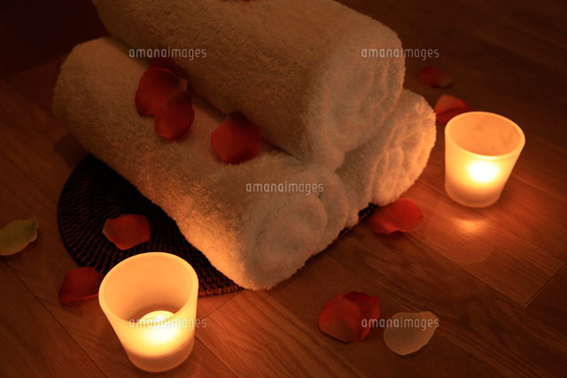 アロママッサージ用のタオル の写真素材 イラスト素材 アマナイメージズ