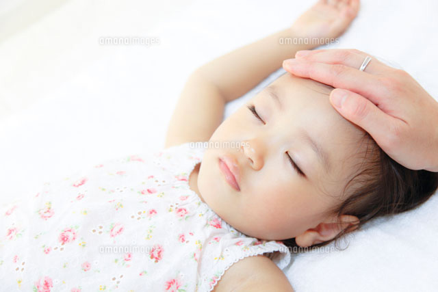 眠る女の子の頭をなでるママの手 の写真素材 イラスト素材 アマナイメージズ