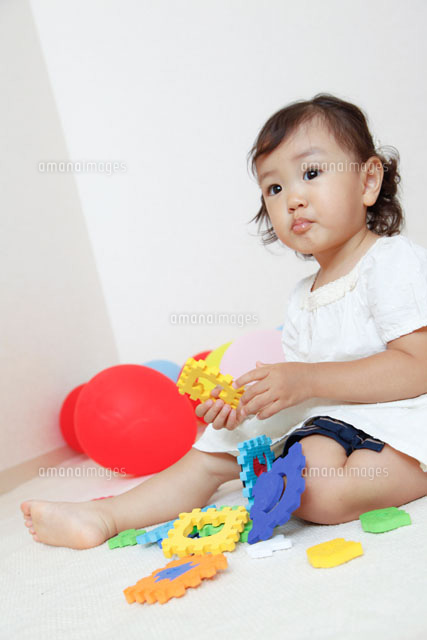 カラフルおもちゃで遊ぶ女の子 の写真素材 イラスト素材 アマナイメージズ
