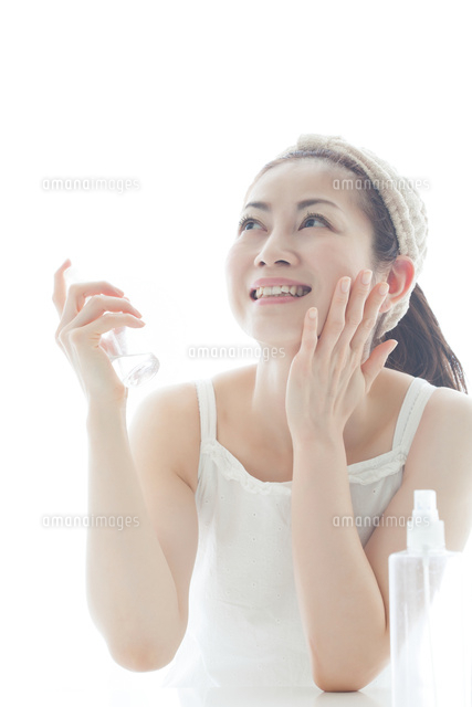 顔に水スプレーをする女性 の写真素材 イラスト素材 アマナイメージズ