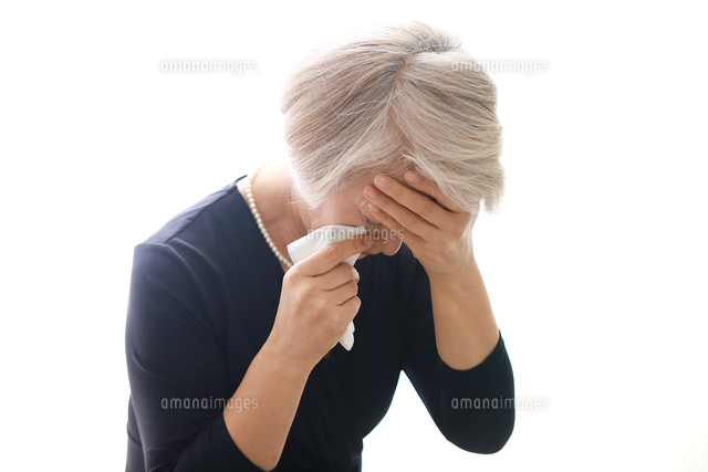 ハンカチを持って悲しむ60代の女性 の写真素材 イラスト素材 アマナイメージズ