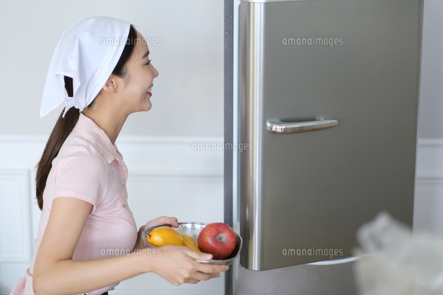 笑顔で冷蔵庫に果物を入れている若い女性 の写真素材 イラスト素材 アマナイメージズ 笑顔で冷蔵庫に果物を入れている若い女性 の写真素材 イラスト素材 アマナイメージズ