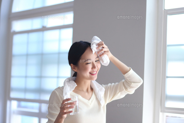 汗を流しながら運動している女性 の写真素材 イラスト素材 アマナイメージズ